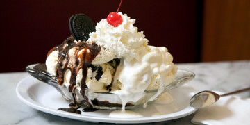 Картинка еда мороженое +десерты вишня сливки орео лакомство