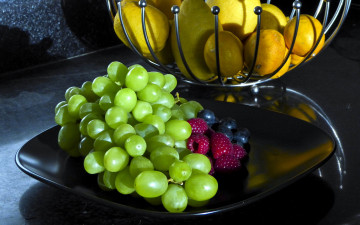 Картинка еда фрукты +ягоды виноград лимоны малина черника