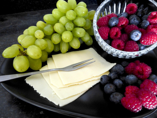 Обои картинки фото еда, фрукты,  ягоды, малина, виноград, сыр, черника
