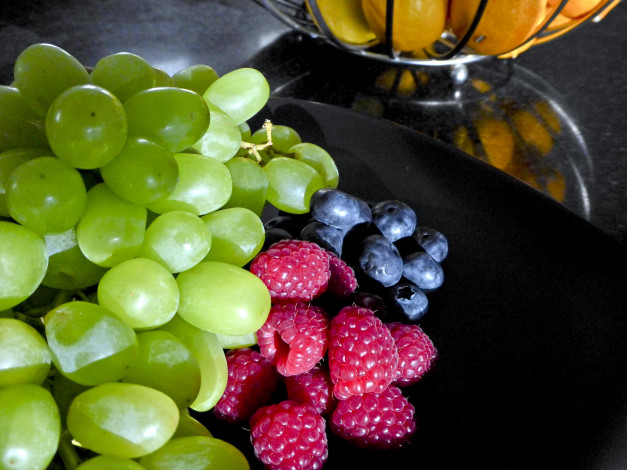 Обои картинки фото еда, фрукты,  ягоды, виноград, черника, малина