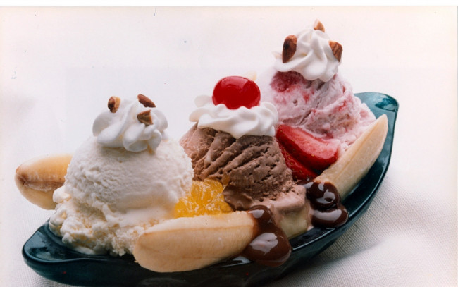 Обои картинки фото еда, мороженое,  десерты, лакомство, ассорти, банан