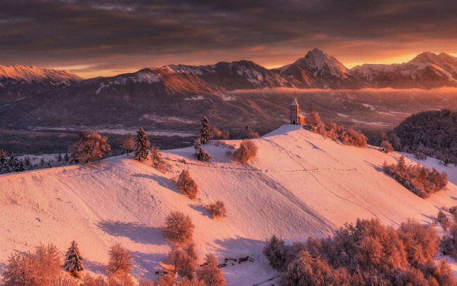 Обои картинки фото природа, зима, лес, церковь, снег, свет, горы