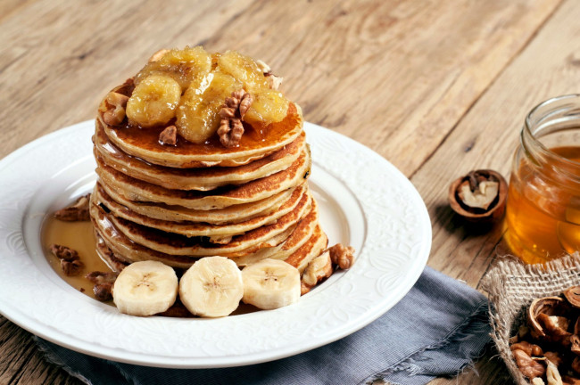 Обои картинки фото еда, блины,  оладьи, орехи, мед, бананы