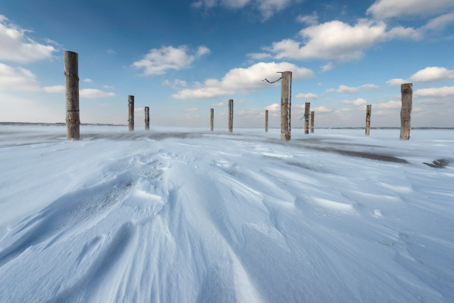 Обои картинки фото природа, зима, столбы, снег, лёд
