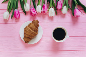 Картинка еда кофе +кофейные+зёрна тюльпаны цветы круассан блюдце чашка