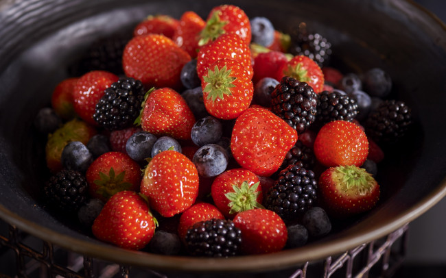 Обои картинки фото еда, фрукты,  ягоды, клубника, ежевика, черника