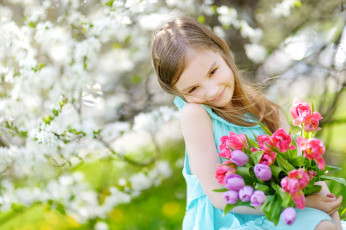 обоя разное, дети, девочка, букет, цветы, тюльпаны, весна