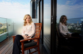 Картинка девушки gilian+anderson актриса стул глядит на зрителя сидит джиллиан андерсон блондинка отражение