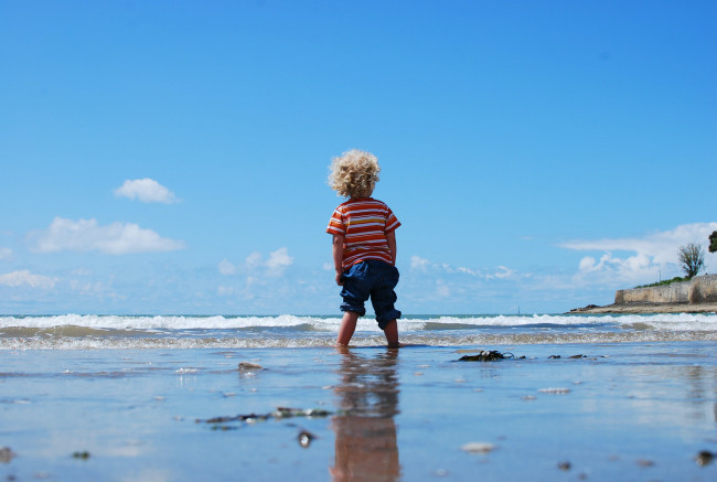 Обои картинки фото разное, дети, мальчик, море, берег