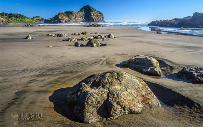 Обои картинки фото природа, побережье, море, скала, песок