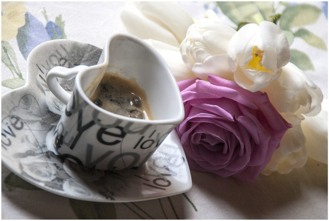 Обои картинки фото еда, кофе, кофейные, зёрна, розы, чашка