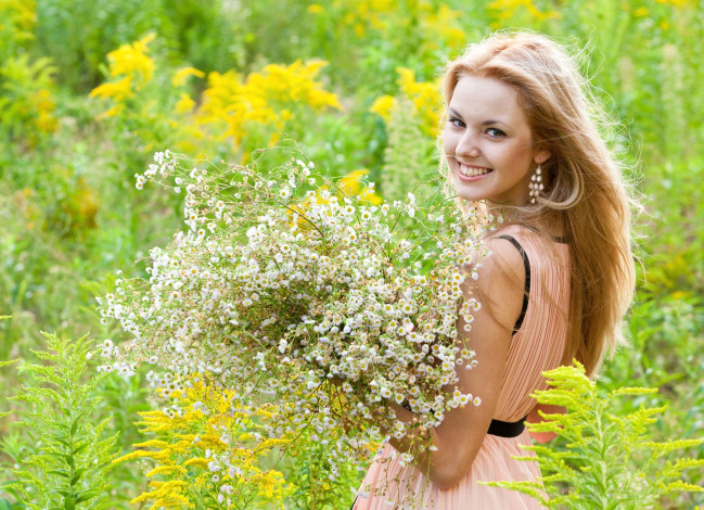 Обои картинки фото девушки, -unsort , блондинки, улыбка, цветы