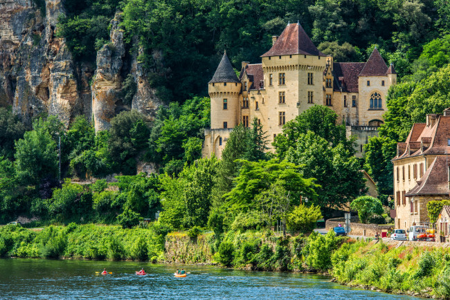 Обои картинки фото chateau de la malartrie - v&, 233, zac,  france, города, - исторические,  архитектурные памятники, франция, скалы, la, roque, gageac, дорога, дома, река, деревня