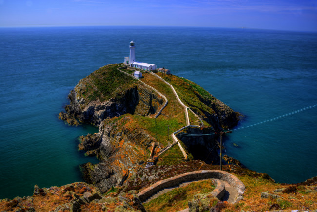 Обои картинки фото маяк south stack уэльс, природа, маяки, маяк, побережье, дорога, море, уэльс, трава