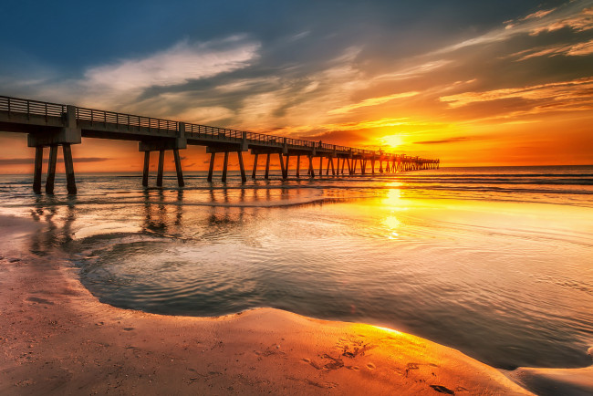 Обои картинки фото природа, восходы, закаты, океан, пляж, мост, горизонт, солнце, сияние