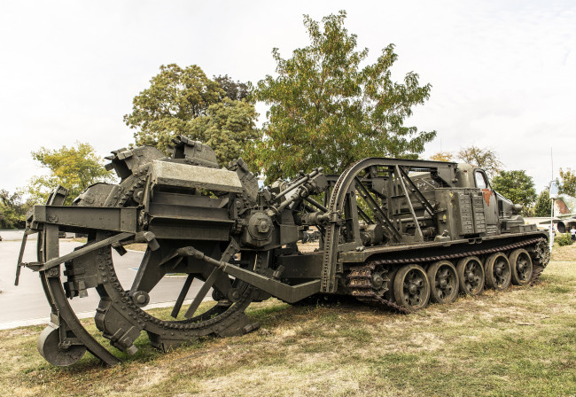 Обои картинки фото btm-1 m trench digger, техника, военная техника, вооружение, музей