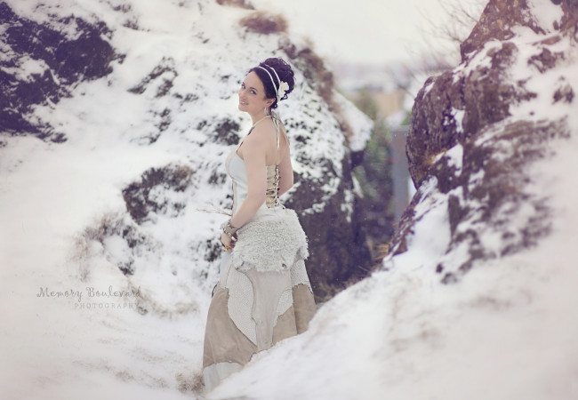 Обои картинки фото девушки, -unsort , брюнетки,  шатенки, снег, платье