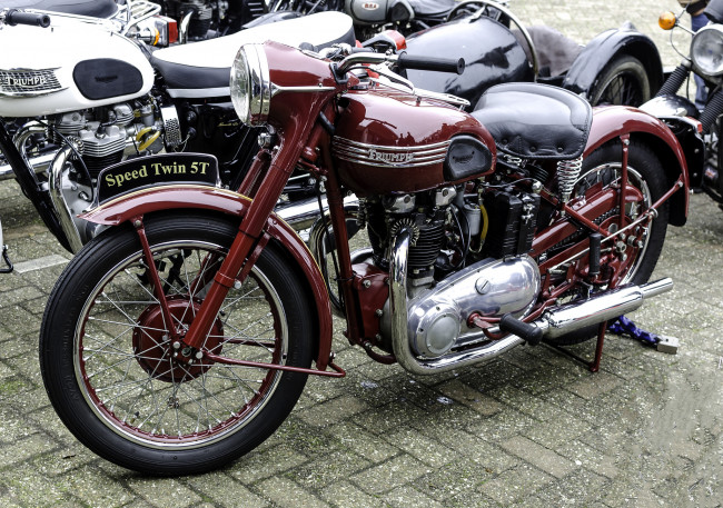 Обои картинки фото triumph speed twin 5a 1954, мотоциклы, triumph, автошоу, выставка, ретро, история