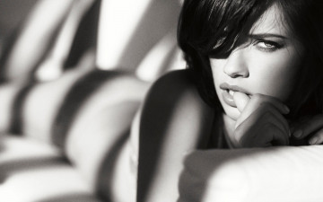 Картинка девушки adriana+lima адриана лима модель черно-белая взгляд