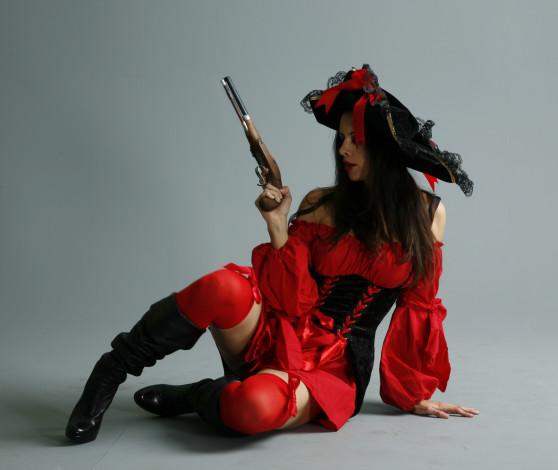 Обои картинки фото девушки, -unsort , девушки с оружием, девушка, фон, пират, пистолет