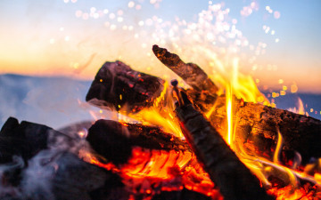 Картинка природа огонь искры дрова пламя