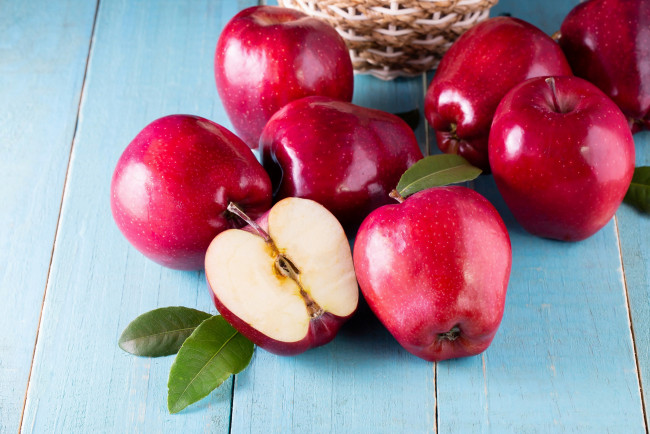 Обои картинки фото еда, яблоки, урожай, краснобокие