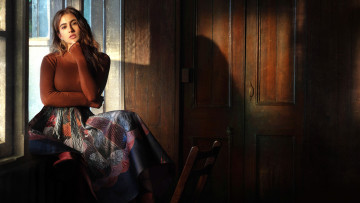 Картинка девушки sara+ali+khan актриса свитер юбка окно дверь