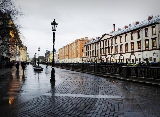 Обои картинки фото города, санкт-петербург,  петергоф , россия, питер, тротуарная, плитка, пасмурно, дождь, фонари