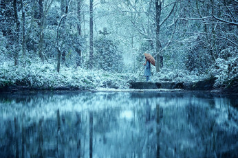 Картинка мужчины xiao+zhan актер пальто шарф зонт озеро лес снег