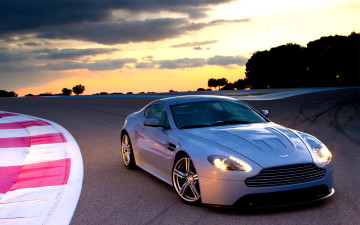 обоя aston martin v12 vantage rs, автомобили, aston martin, белый, трассы