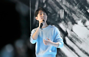 Картинка мужчины xiao+zhan актер свитер микрофон сцена