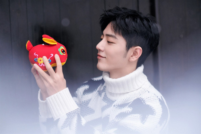 Обои картинки фото мужчины, xiao zhan, актер, свитер, игрушка, кролик