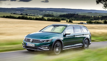 обоя volkswagen passat, автомобили, volkswagen, голубой, скорость, дорога, поля, рощи