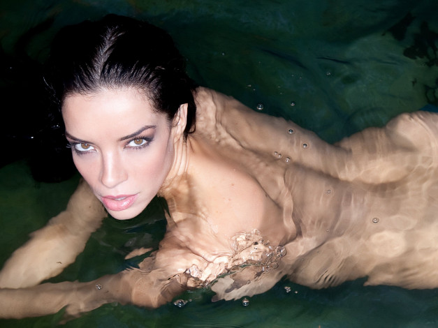 Обои картинки фото Claudia Salinas, девушки, бассейн