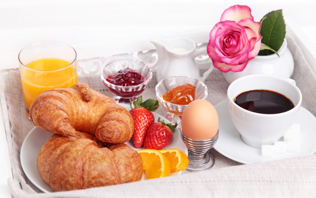 Обои картинки фото еда, разное, croissant, egg, flower, cup, orange, juice, breakfast, rose, coffee, milk, strawberry