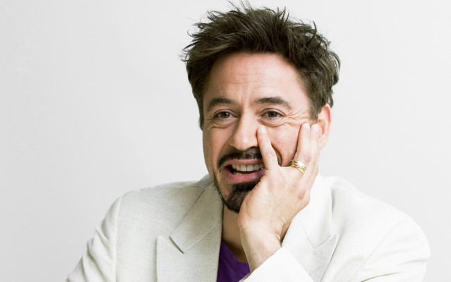 Обои картинки фото роберт, дауни, младший, мужчины, robert, downey, jr, дауни-младший, улыбка, кольцо, пиджак