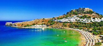 обоя lindos,  greece, города, - панорамы, побережье, mediterranean, sea, rhodes, greece, остров, средиземное, море, родос, холм, крепость, панорама, пляж, греция, линдос