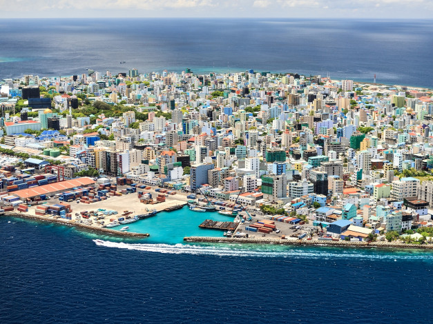Обои картинки фото mal&, 233,  city,  maldives, города, - столицы государств, male, maldives, indian, ocean, arabian, sea, мале, мальдивы, индийский, океан, аравийское, море, панорама, остров, здания
