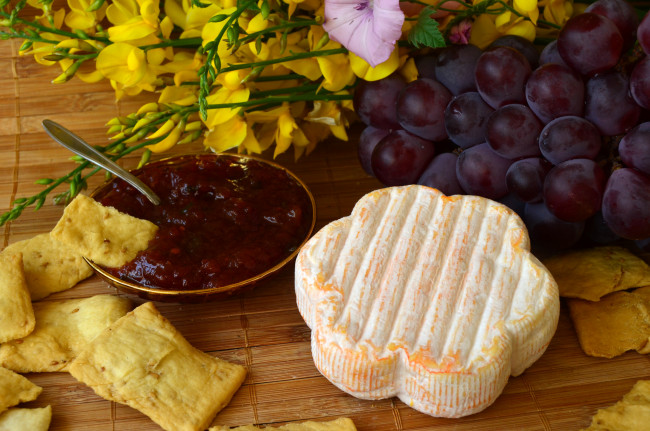 Обои картинки фото еда, сырные изделия, сыр, крекеры