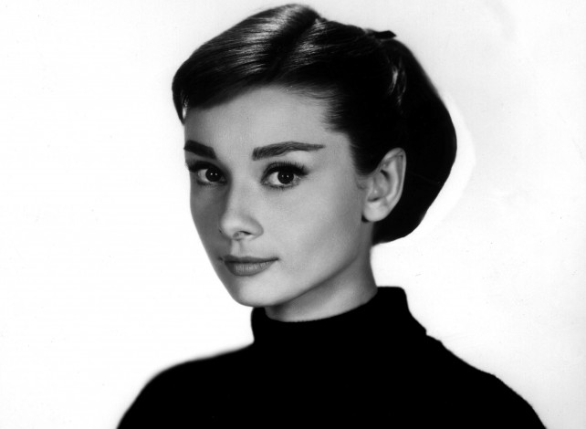 Обои картинки фото девушки, audrey hepburn, улыбка, актриса, черно-белая, одри, хепберн, взгляд