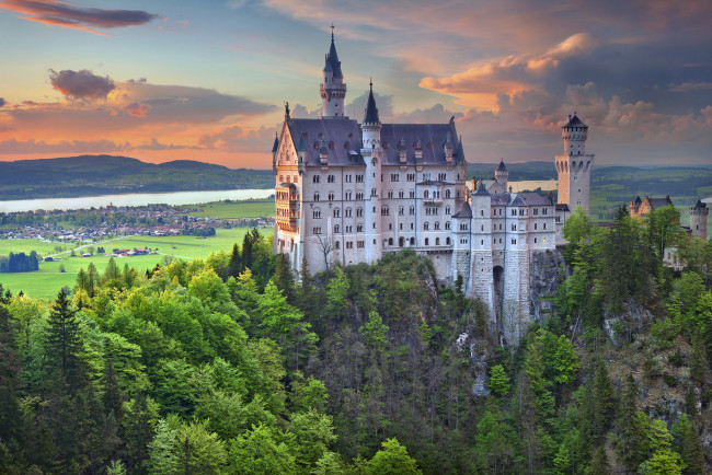 Обои картинки фото neuschwanstein castle, города, замок нойшванштайн , германия, река, лес, замок