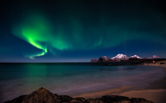 Обои картинки фото природа, северное сияние, ночь, берег, небо, звезды, снег, арктический