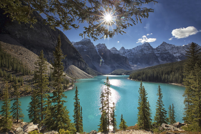 Обои картинки фото природа, реки, озера, небо, горы, деревья, скалы, солнце, лес, озеро, облака, канада, alberta