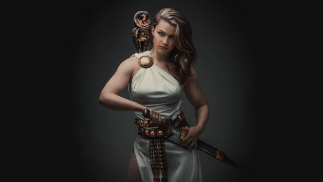 Обои картинки фото девушки, -unsort , девушки с оружием, светлана, фёдорова, меч, сова
