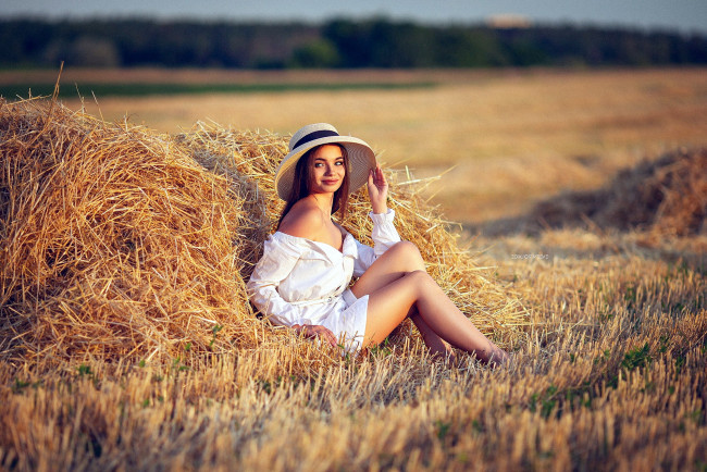 Обои картинки фото девушки, - брюнетки,  шатенки, поле, сено, брюнетка, шляпа
