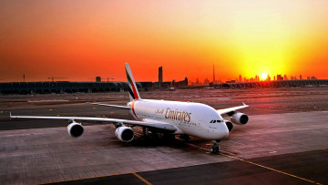 обоя airbus a380 emirates, авиация, пассажирские самолёты, самолет, аэродром, закат, город