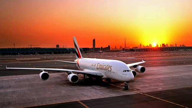 Обои картинки фото airbus a380 emirates, авиация, пассажирские самолёты, самолет, аэродром, закат, город