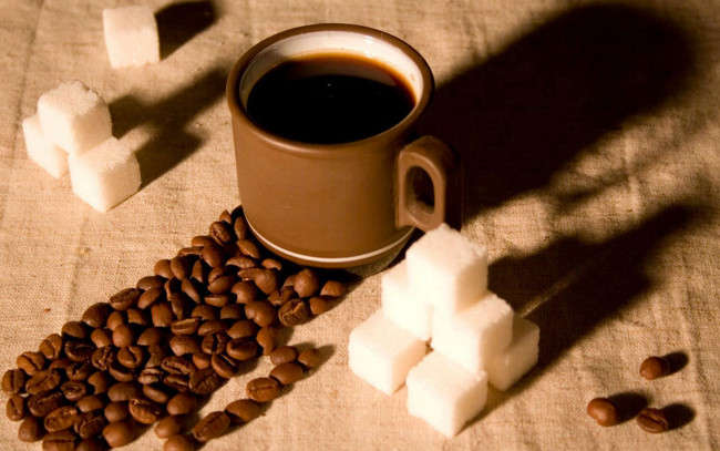 Обои картинки фото еда, кофе,  кофейные зёрна, чашка, зерна, сахар
