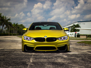 обоя bmw m4, автомобили, bmw, желтый, площадка, здание, пальмы