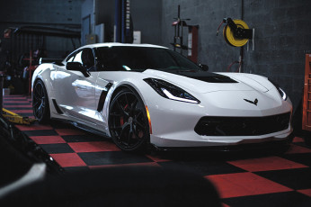 обоя chevrolet corvette, автомобили, corvette, белая, гараж, инструменты